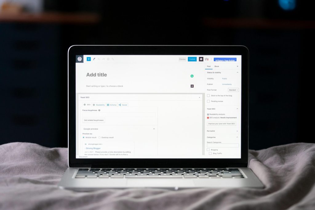 WordPress editor otvoren na laptopu, admin deo u kom se proveravaju zastareli WordPress pluginovi